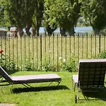 Maison Du Passeur: 18th Century Charm With Garden And